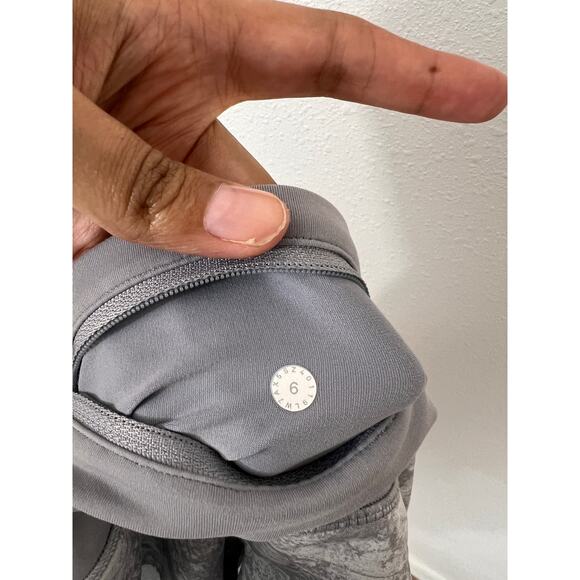 Lululemon Size 6 Gray Marble Print Running Shorts - Picture 6 of 9